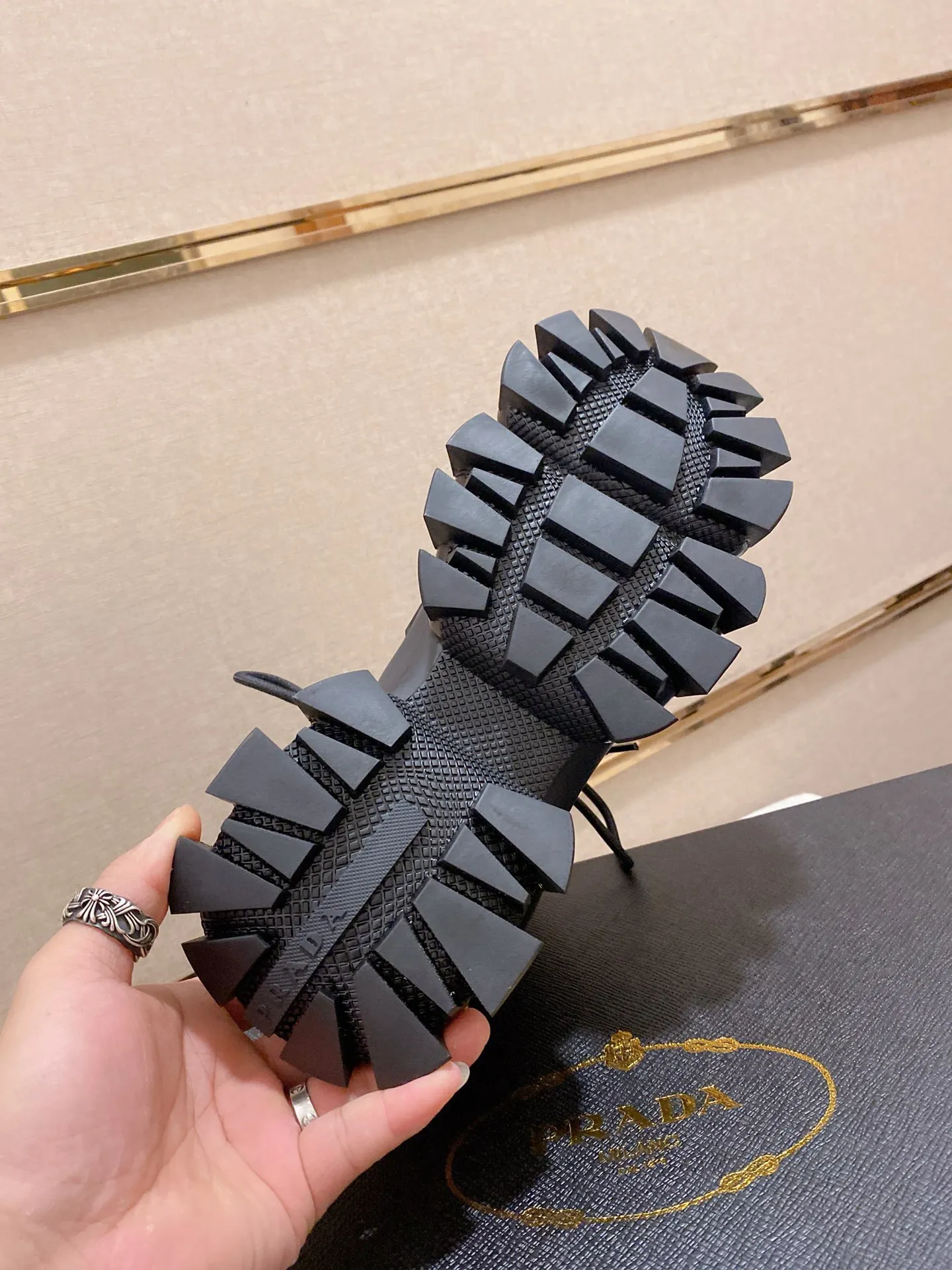 Men's shoes 💰 660💰 ✔️✔️✔️High version for couples 👫 High-quality new PRADA (Prada) counters are launched simultaneously, new men's shoes, 😘fabrics are selected from first-layer cowhide. Lining: imported elastic mesh➕cowhide lining. 👍🏿High-end☄️Open-molded non-slip rubber outsole, exquisite lines, simple and elegant, comfortable and high-end for leisure travel. Number of yards: 35 to 44. Can be customized: 45 46 yards
